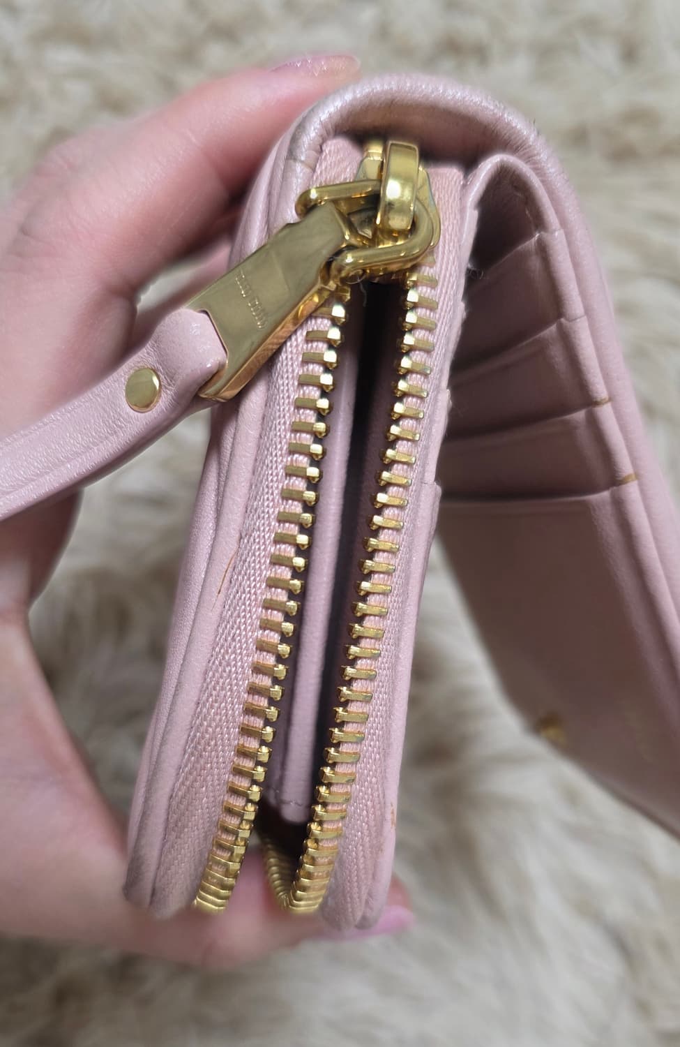 미우미우 마테라쎄 지퍼 반지갑 베이비핑크 상품이미지8