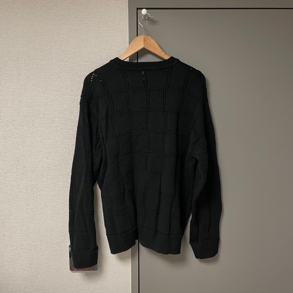 에잇세컨즈 블랙 변형조직 라운드넥 풀오버 니트_오버핏 상품이미지2