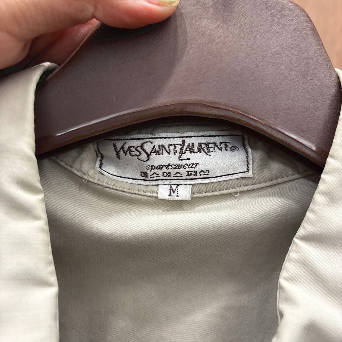 입생로랑 카라 자켓 플랩 포켓 로고 자수 디테일 레귤러핏 베이지 상품이미지8