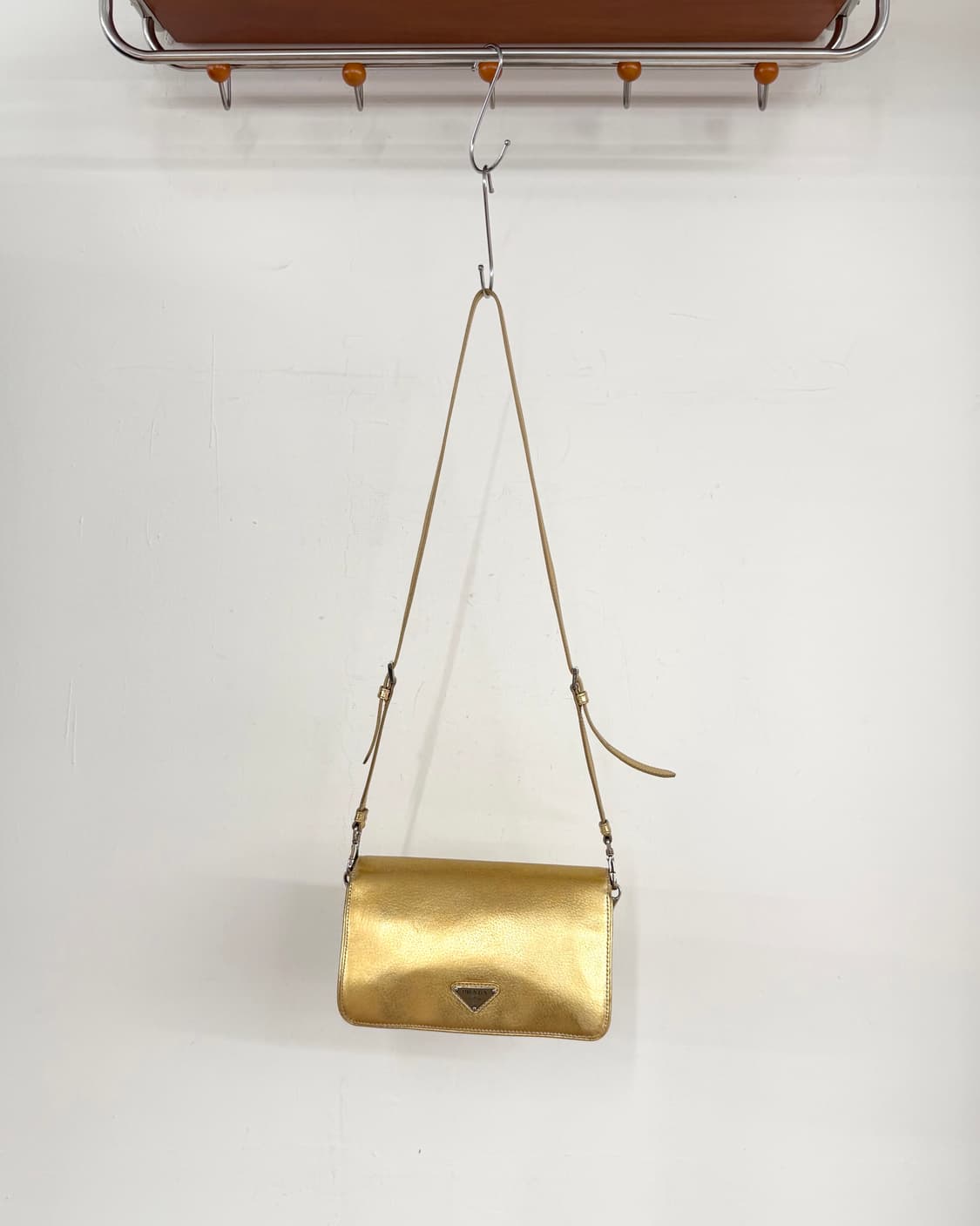 프라다 메탈릭 골드 레더 플랩 크로스백 상품이미지4