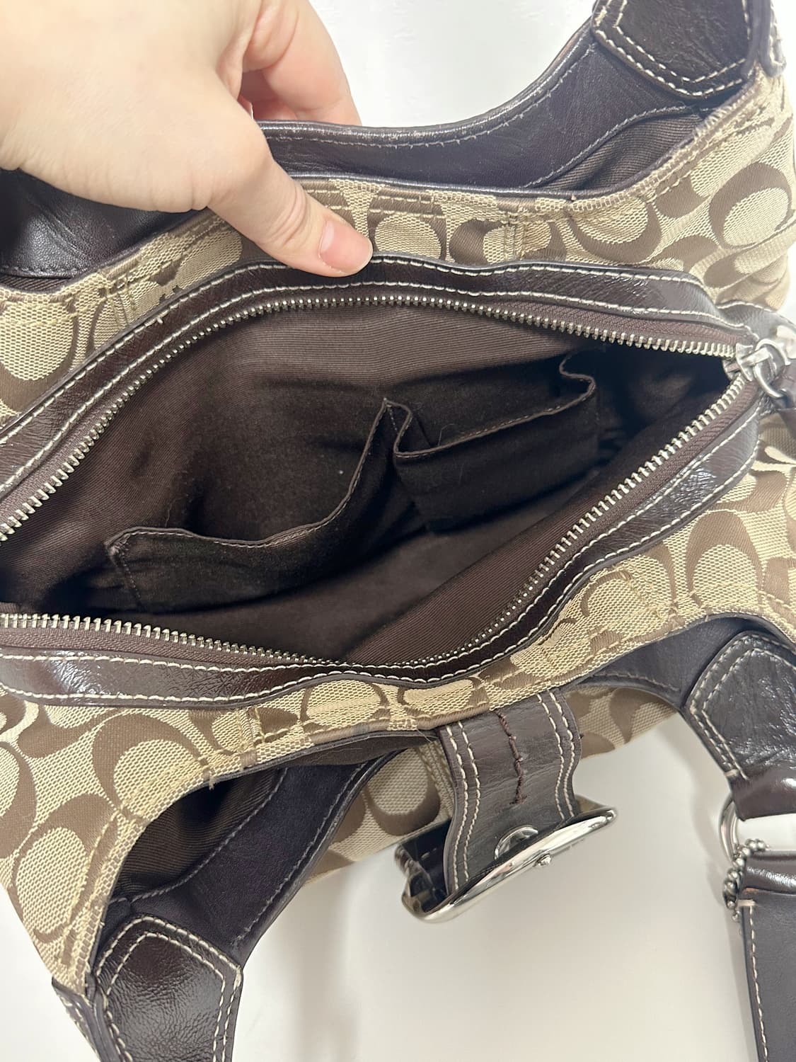 코치 버클 숄더백 상품이미지4