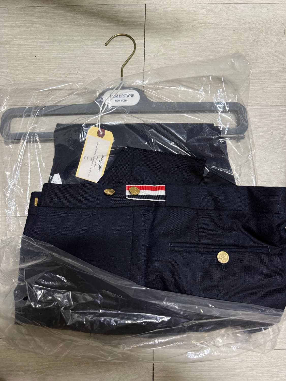 톰브라운 네이비 금장 슬랙스 팬츠 로우라이즈 3 새상품 팝니다 상품이미지2