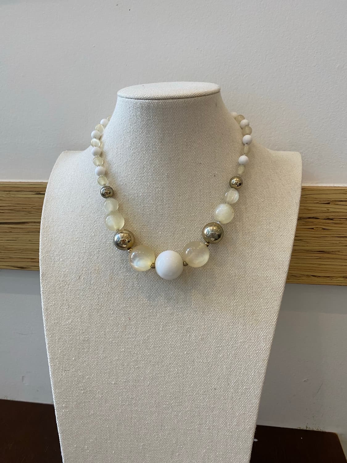 빈티지 화이트 반투명 비드 목걸이 상품이미지1