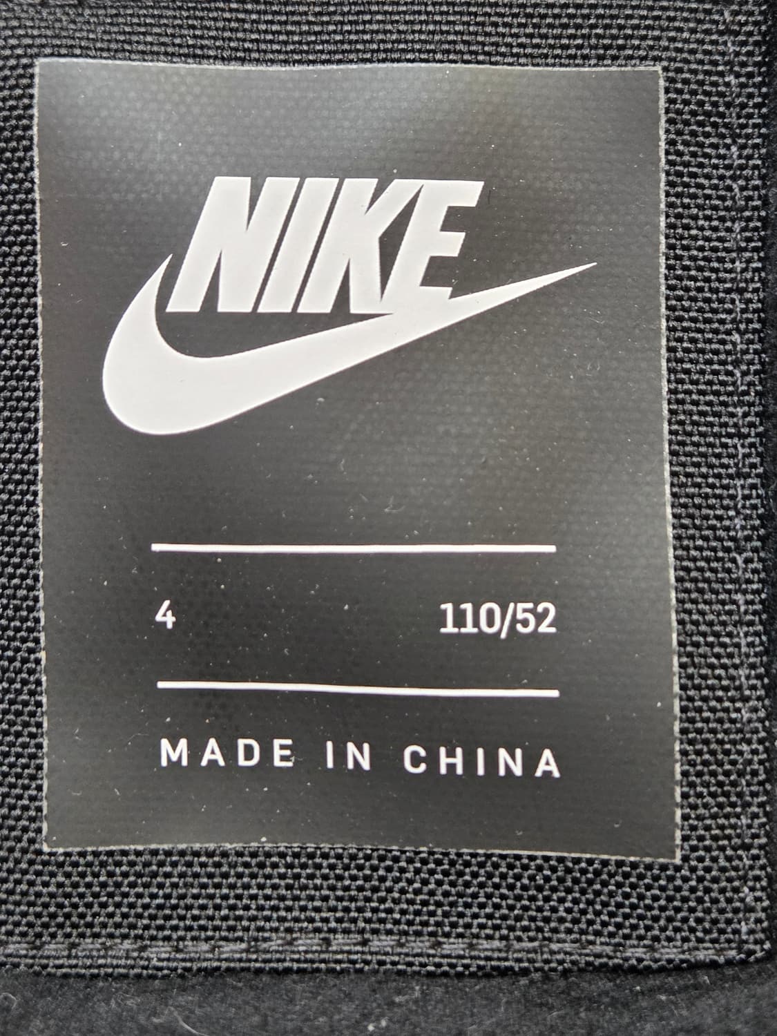 블랙 색상의 나이키 키즈 패딩 점퍼입니다. 사이즈는 110이고, 모자에  상품이미지7