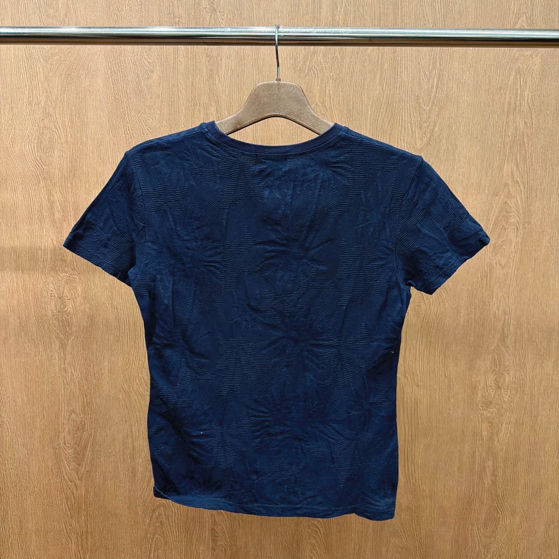 엠포리오 아르마니 라운드넥 반팔 티셔츠 플로럴 엠보 디테일 네이비 상품이미지3