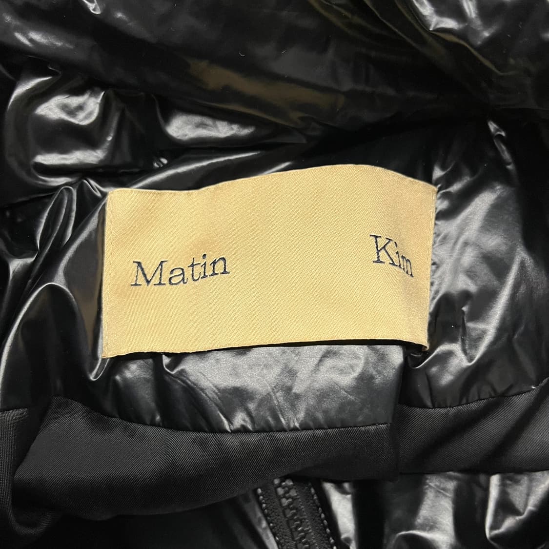 마뗑킴 유광 블랙 네이비 디테일 숏패딩  상품이미지5