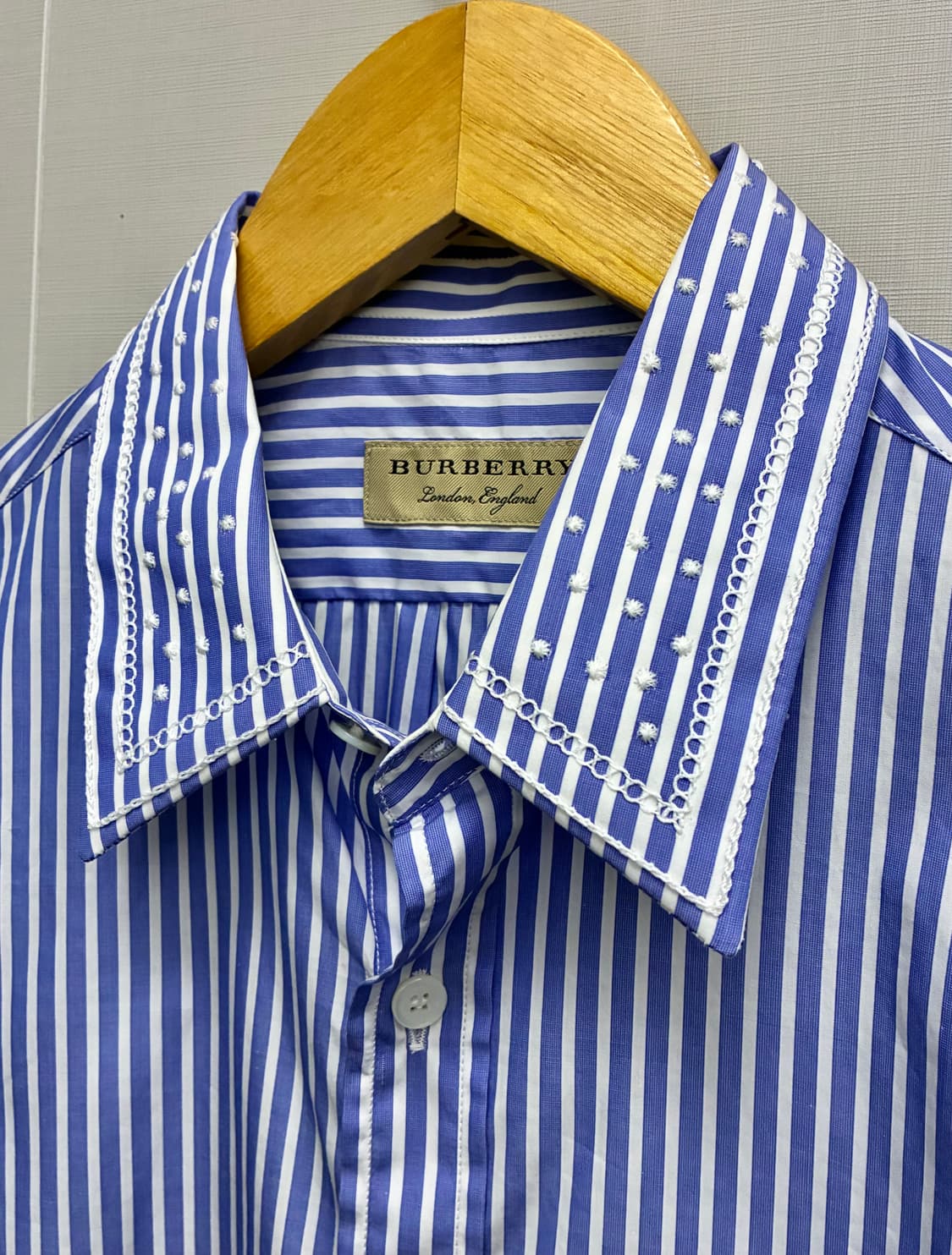 (XS~S)BURBERRY 버버리 스트라이프 카라 자수 블라우스 롱셔츠 상품이미지4