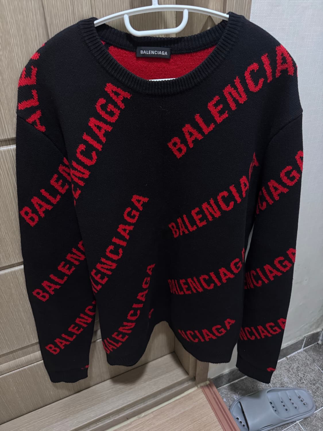 발렌시아가 올오버 로고 크루넥 니트 블랙 레드 상품이미지1