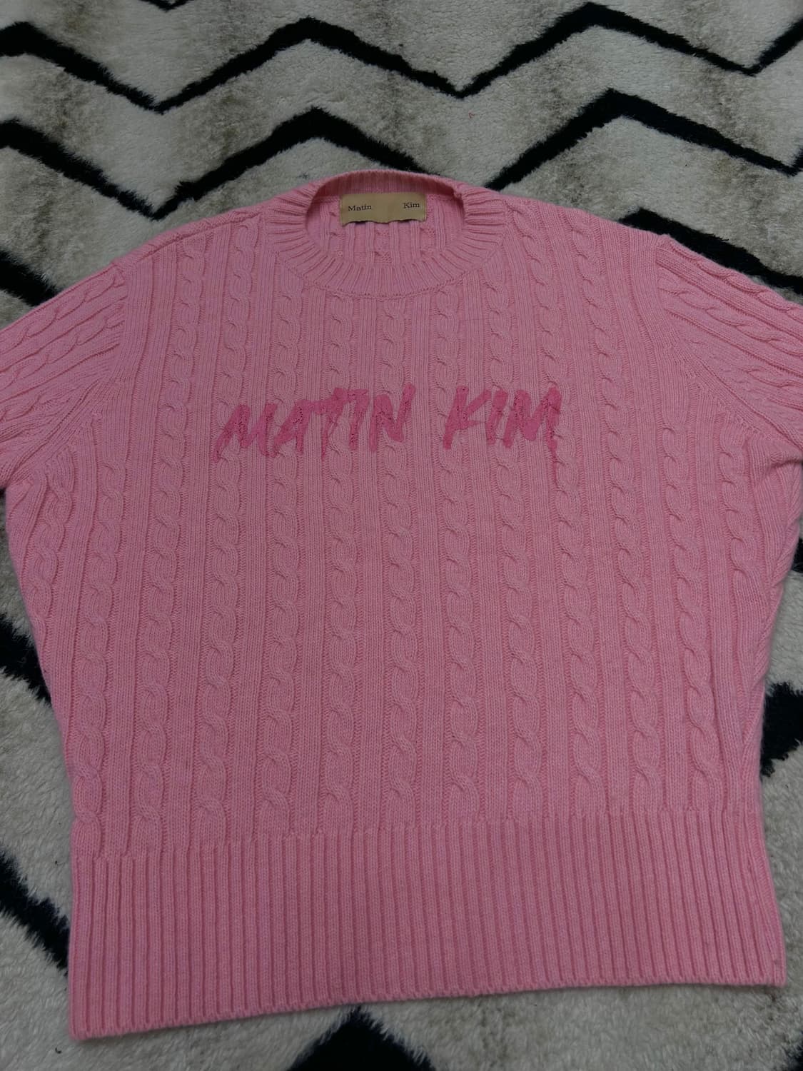 [S]마뗑킴 페인트 로고 케이블 라운드 니트/핑크 상품이미지3