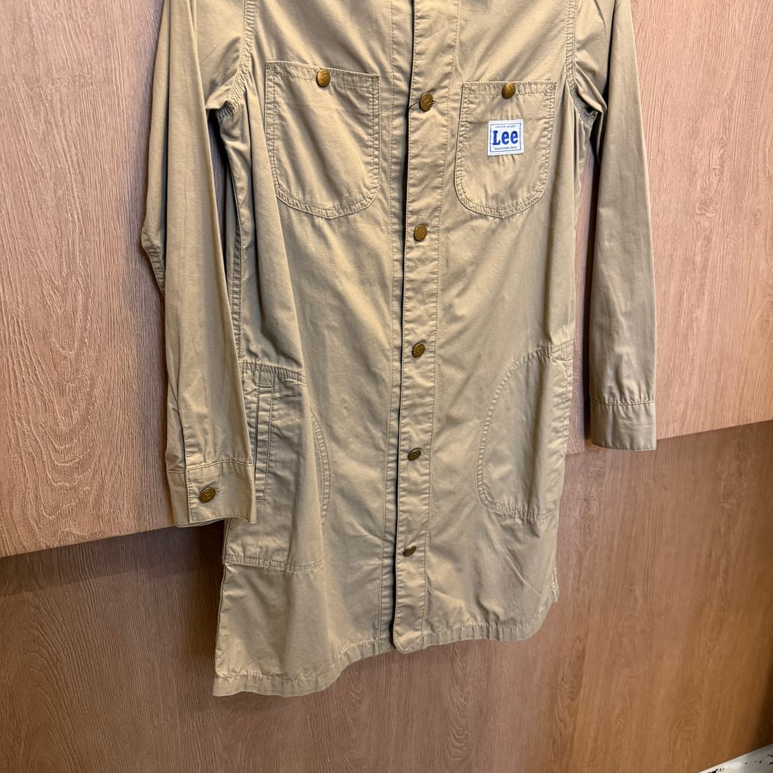 Lee 워크 롱 셔츠 자켓 로고 패치 사이드 포켓 디테일 베이지 상품이미지4