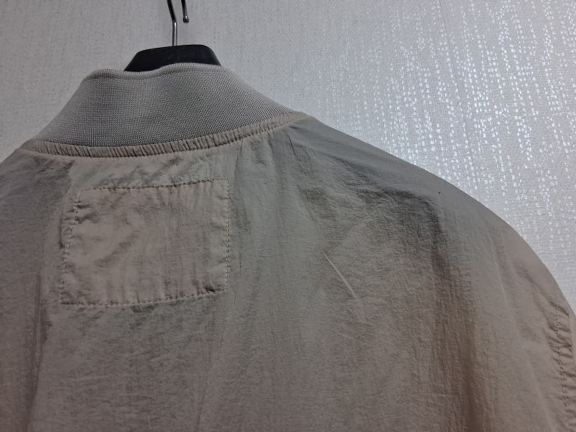  게스 베이지 바람막이점퍼 L
원산지 중국제 상품이미지6