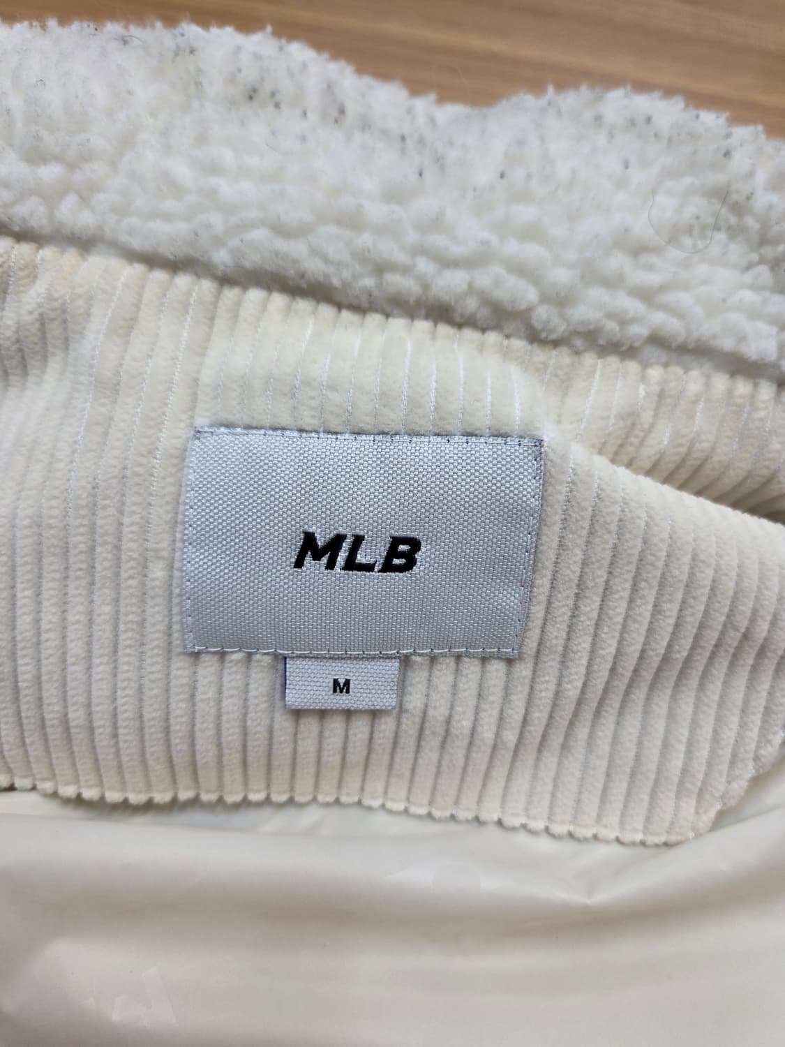 흰색 MLB 코듀로이 패딩 조끼 M사이즈입니다. 뉴욕 양키스 로고가 박혀 상품이미지3