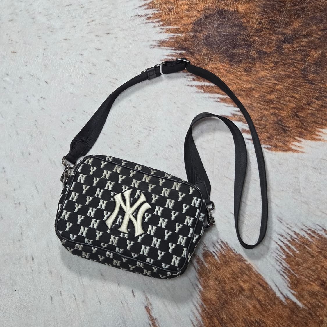 엠엘비 뉴욕 양키스 모노그램 크로스백 상품이미지1