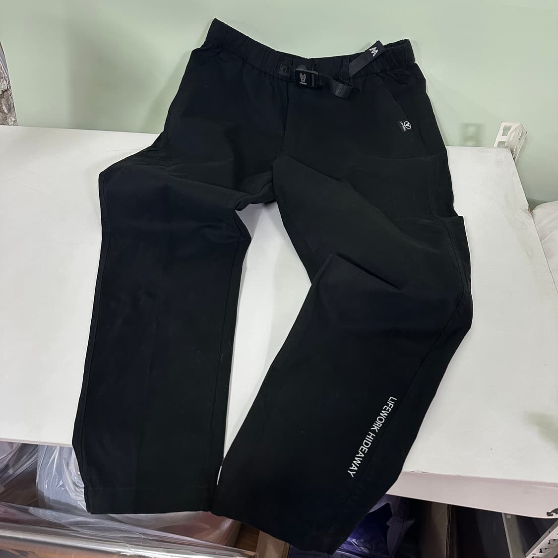 M 라이프워크 블랙 슬림핏 벨티드 팬츠 상품이미지1