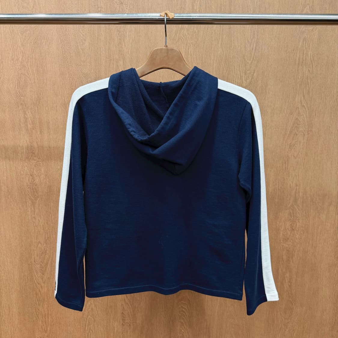 아네스베 크롭 후드 집업 소매 화이트 배색 라인 지퍼 포켓 디테일 네이비 상품이미지3