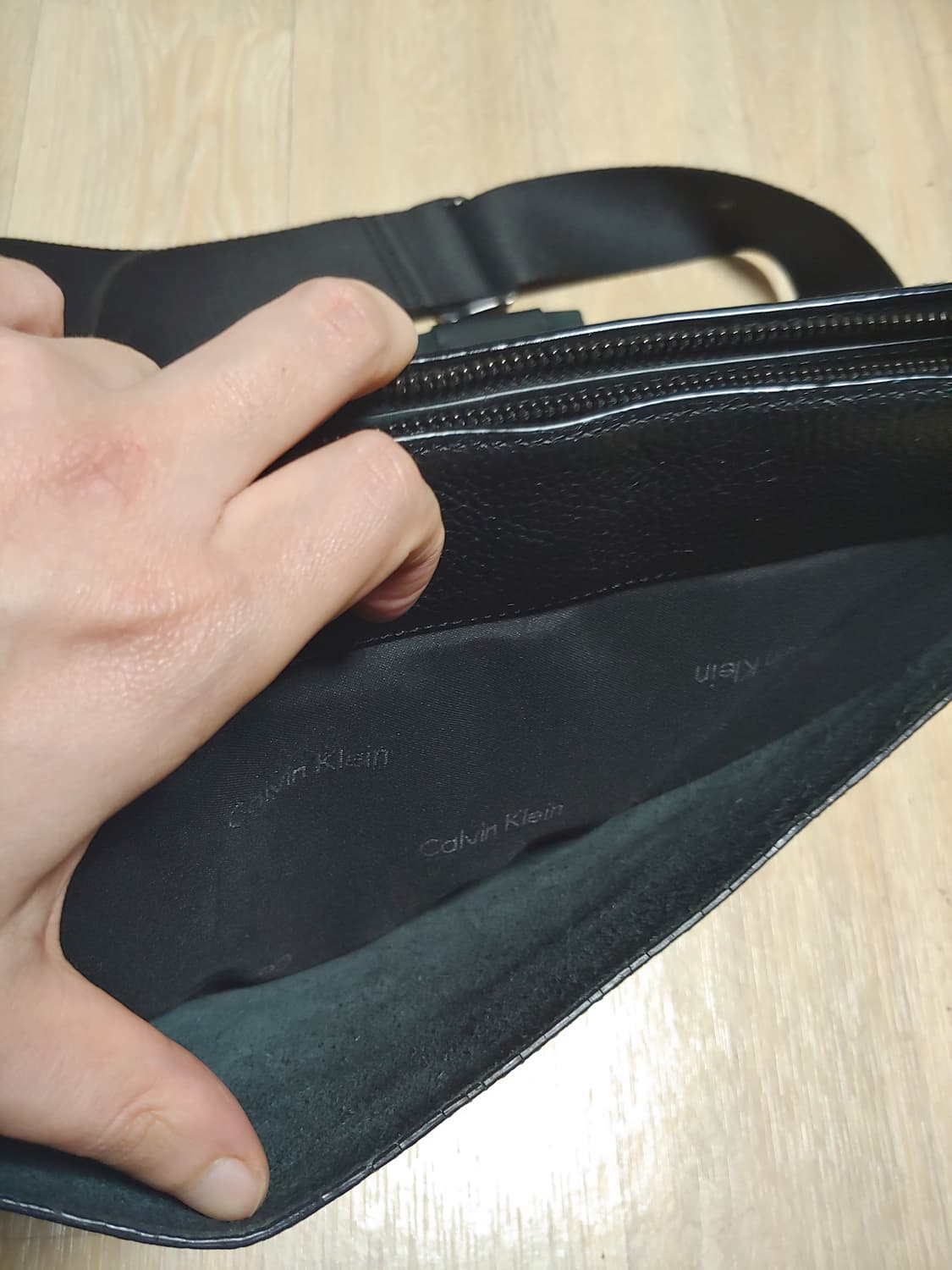 캘빈 클라인 전체 가죽 메일백 상품이미지6