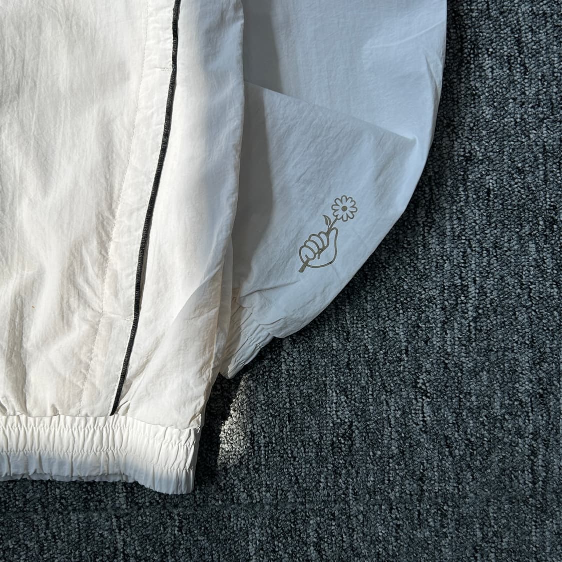 퓨마 빅로고 화이트 바람막이 상품이미지2