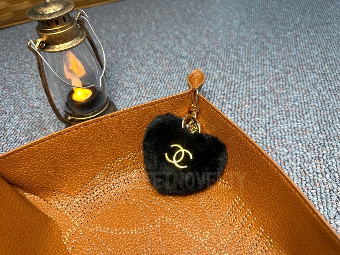 샤넬 하트 폼폼이 키링 블랙 상품이미지2