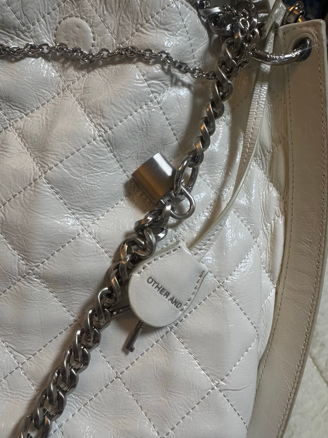 아더앤드 카르마 퀼팅백 아이보리 상품이미지5