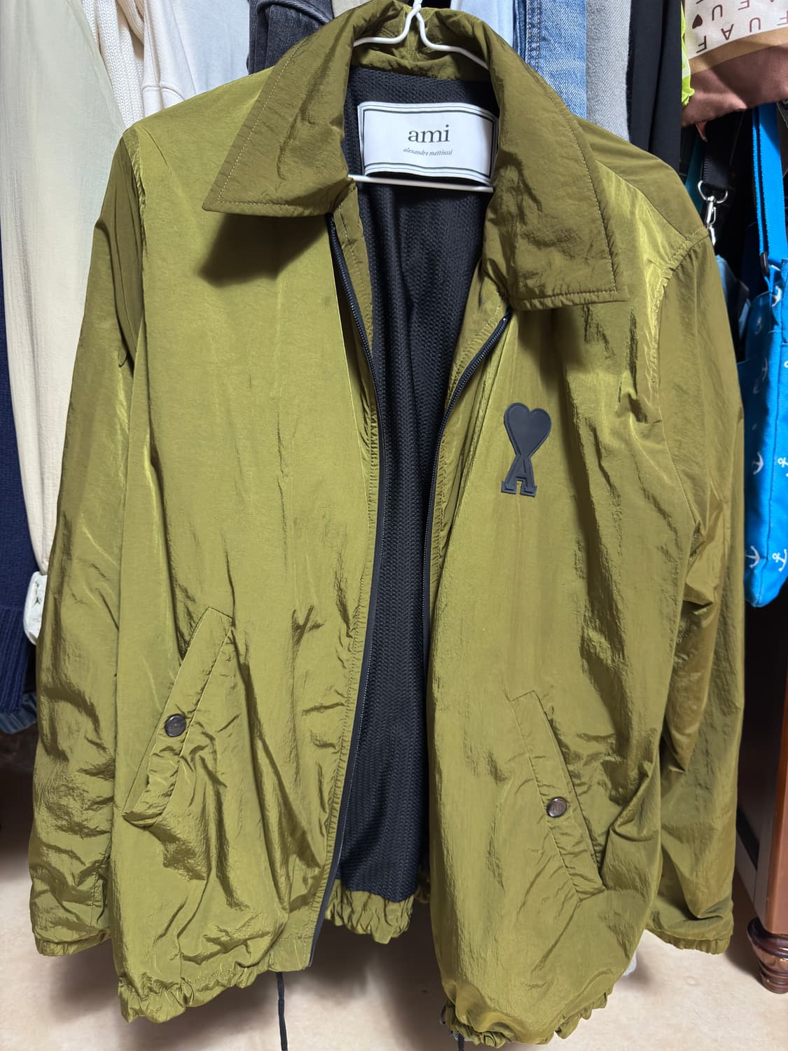 [정품] 아미 파리스 하트로고 바람막이 올리브 상품이미지1