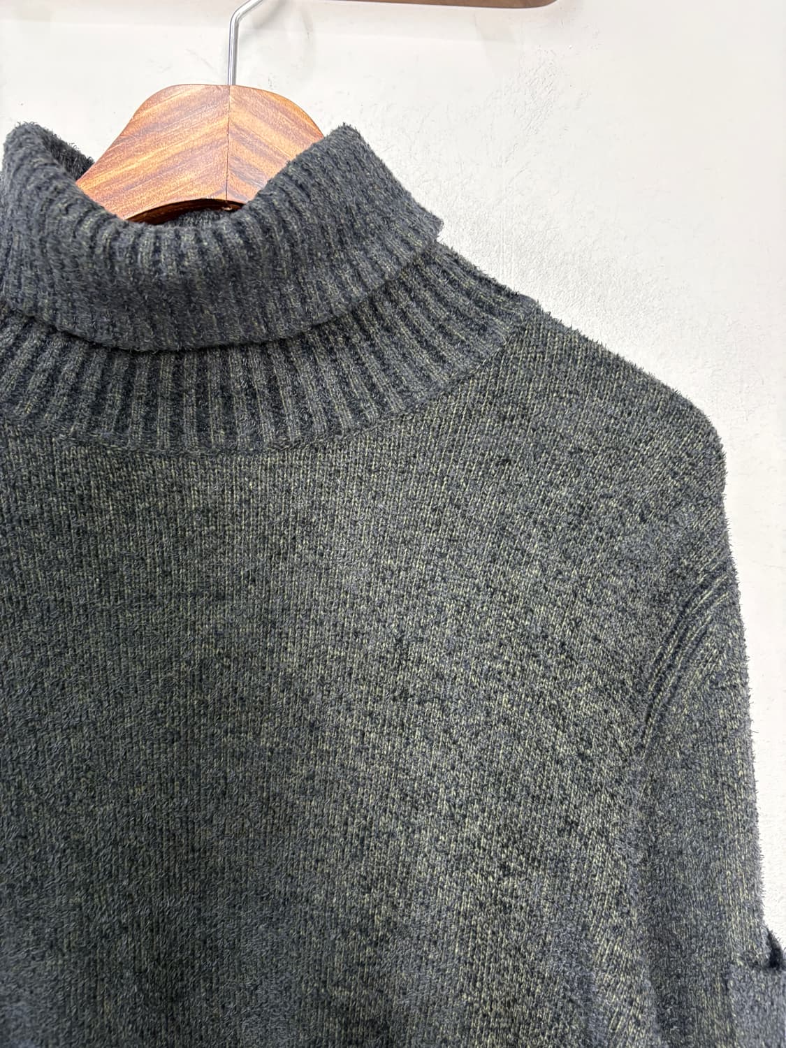 CP 컴퍼니 렌즈 딥 차콜 모 터틀넥 니트 A3597 상품이미지3