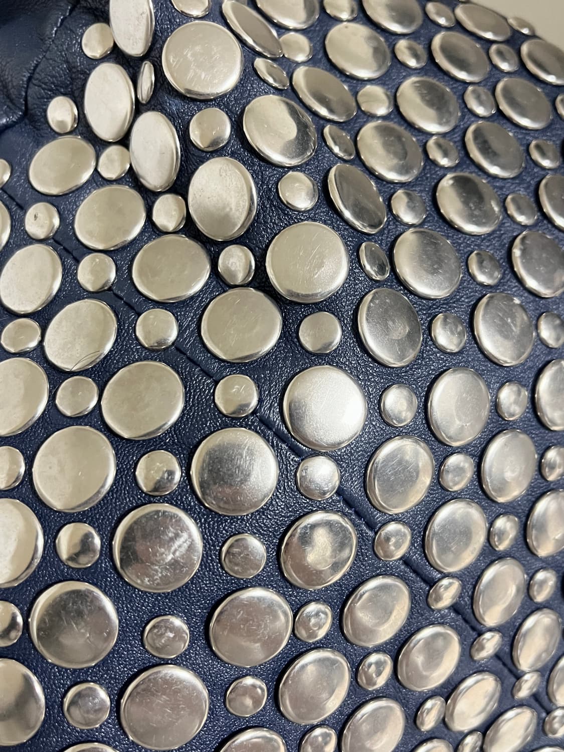 Stud navy leather shoulder bag 상품이미지6