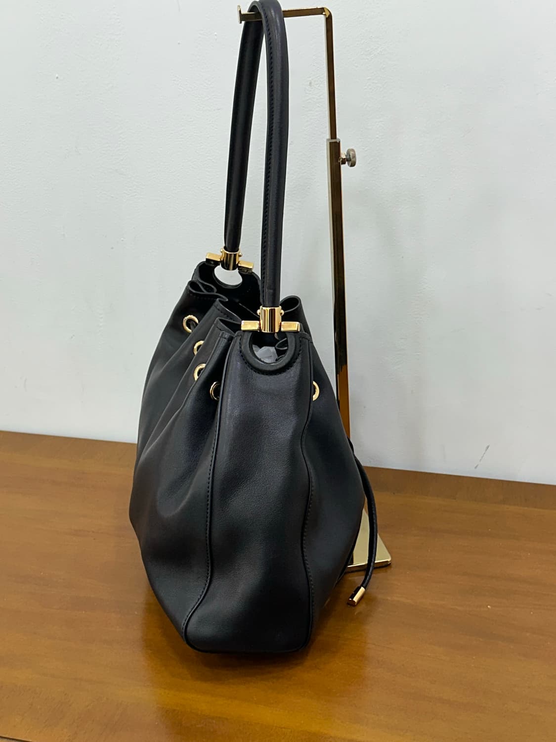 페레가모 블랙 금장 버킷백 상품이미지5