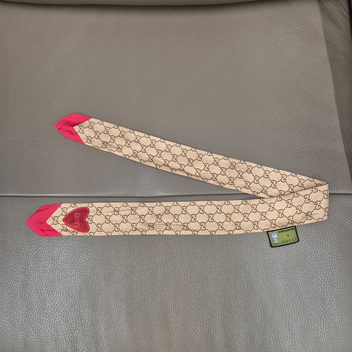 구찌 도라에몽 실크 넥 보우 상품이미지3