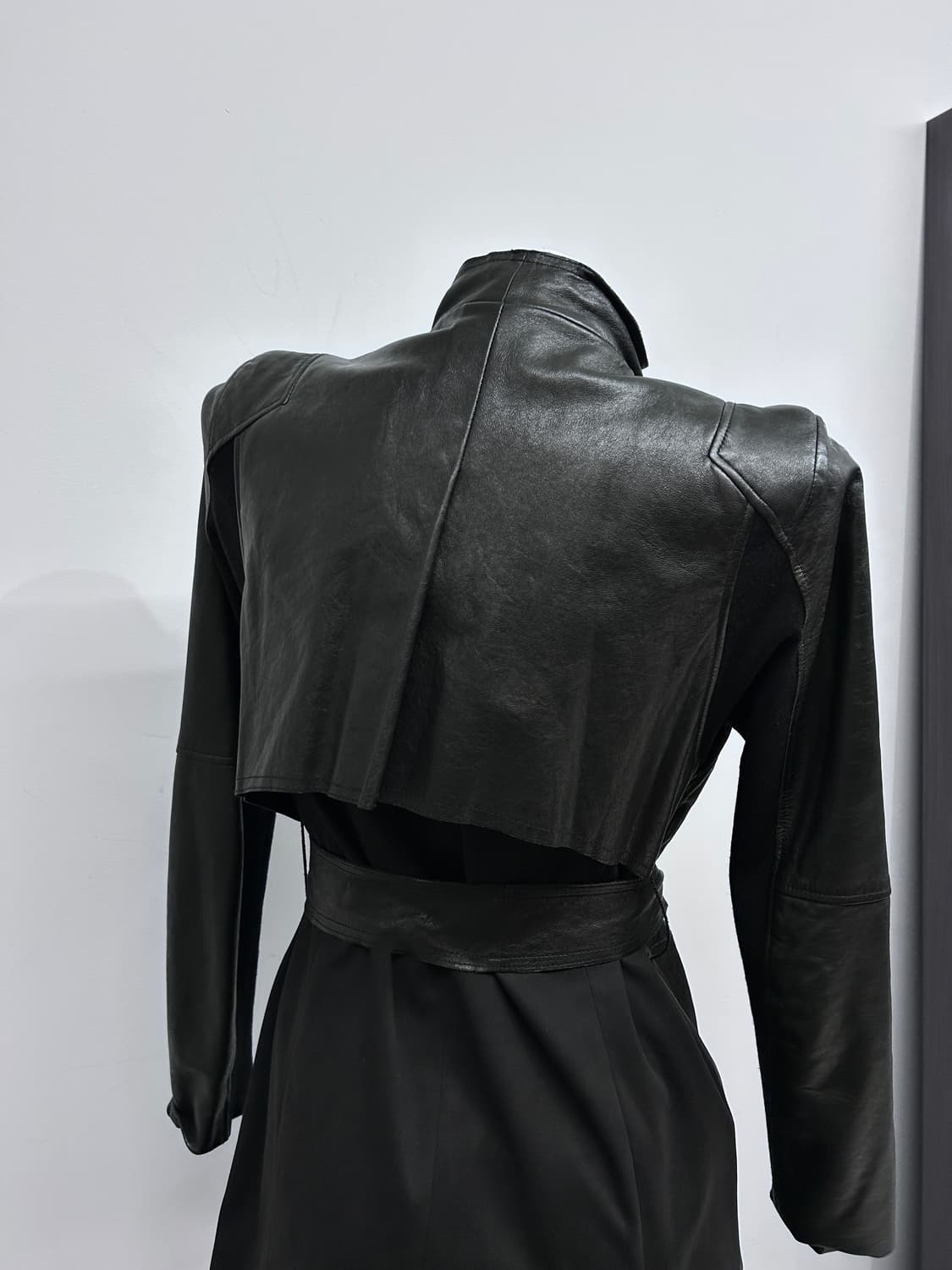 드레이프 카라 고딕 레더 코트 상품이미지10