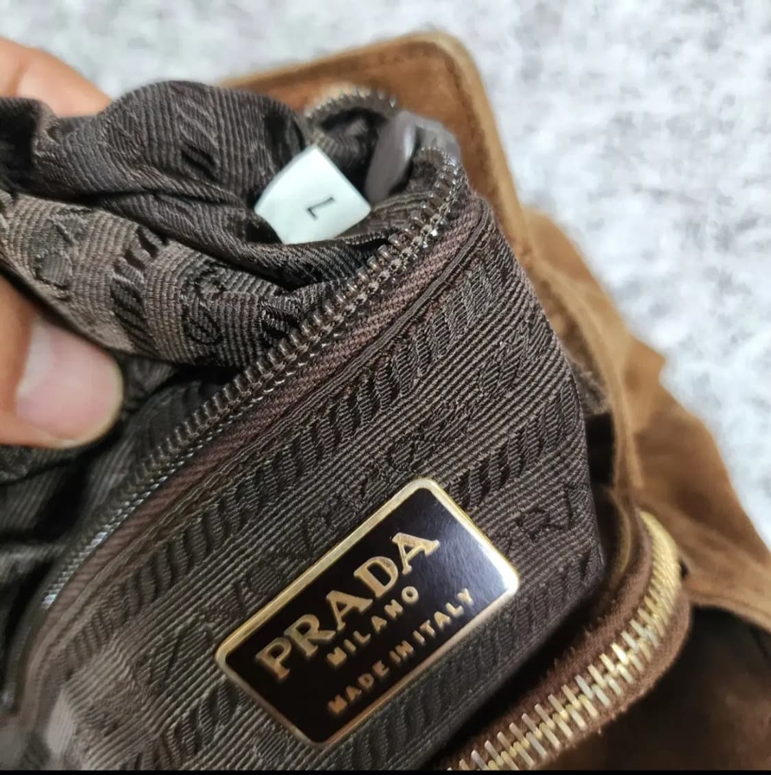 프라다 스웨이드 금장 체인 숄더백 상품이미지9