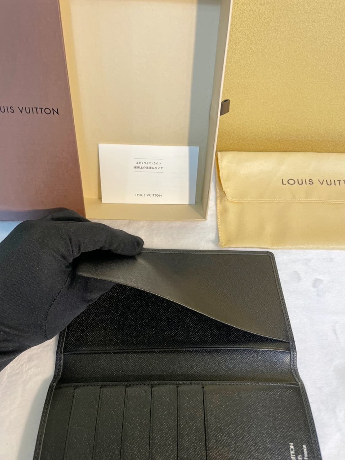 루이비통 타이가 여권장지갑 상품이미지7