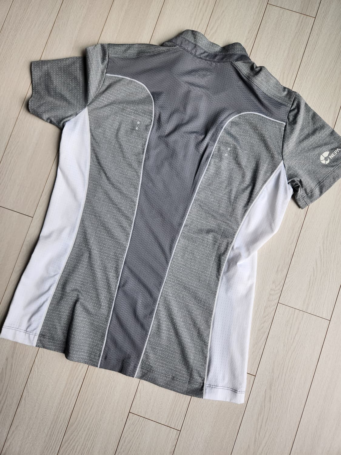 새상품급)네파 여성 반집업 기능성 반팔티 사이즈90 s

여러 중고사이트 상품이미지5