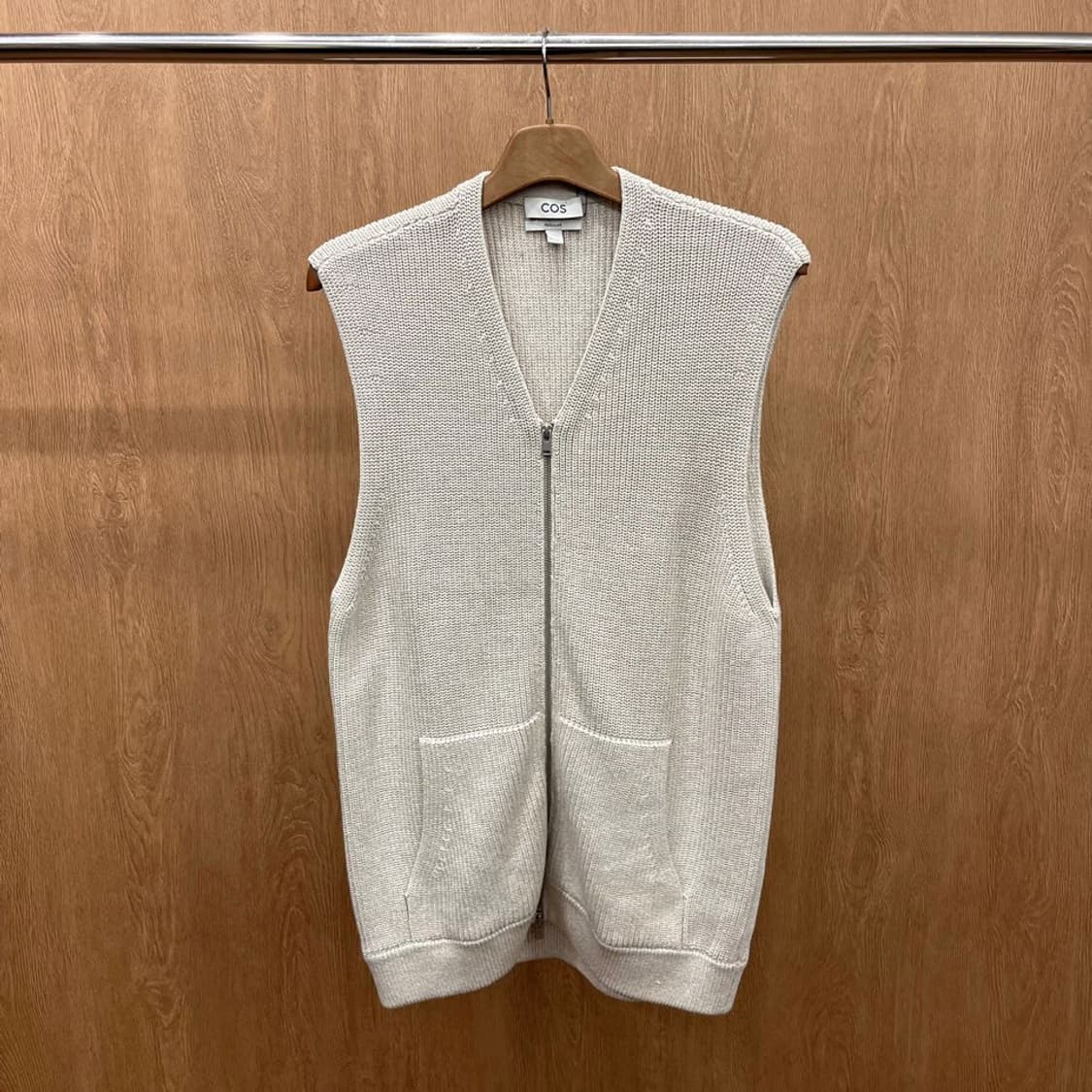 코스 니트 슬리브리스 롱 가디건 지퍼 클로징 더블 포켓 디테일 그레이 상품이미지2