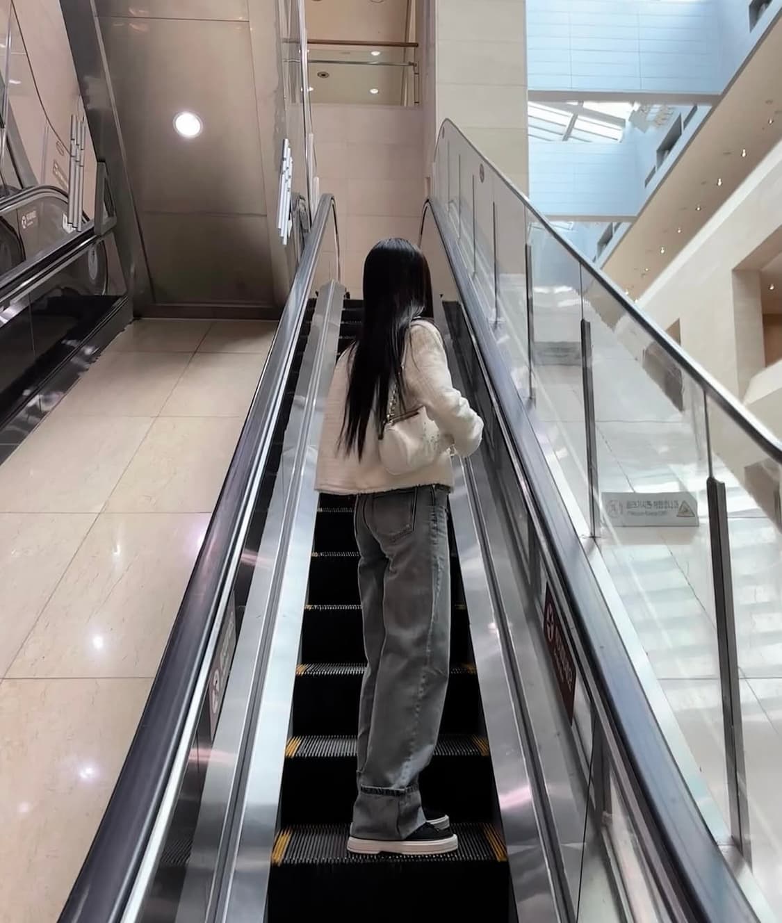 (윤비누 착용) 뉴얼린 제니 엠블럼 트위드 자켓 화이트 상품이미지2