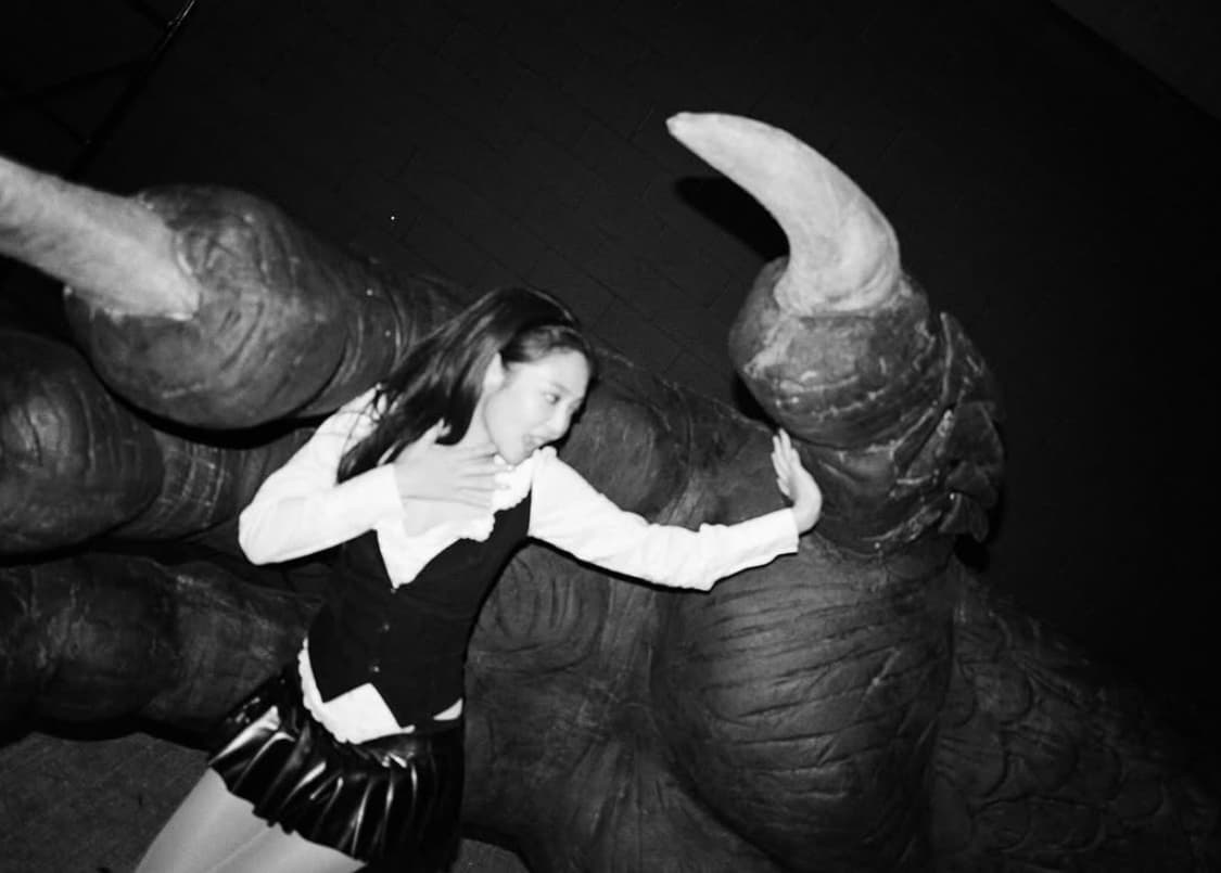 Clover Leaf Neck Blouse Ivory (s) 제니착용 상품이미지2