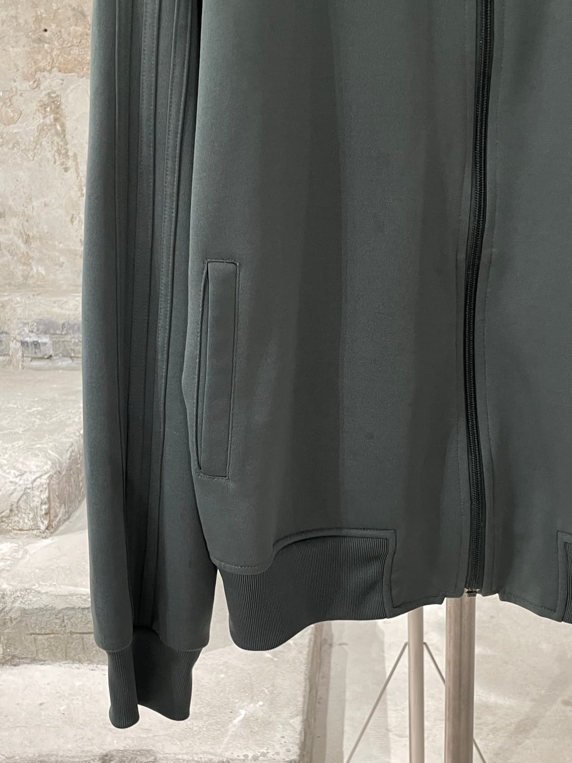 아디다스 x 퍼렐 윌리엄스 카키 파이어버드 트랙 자켓 상품이미지4