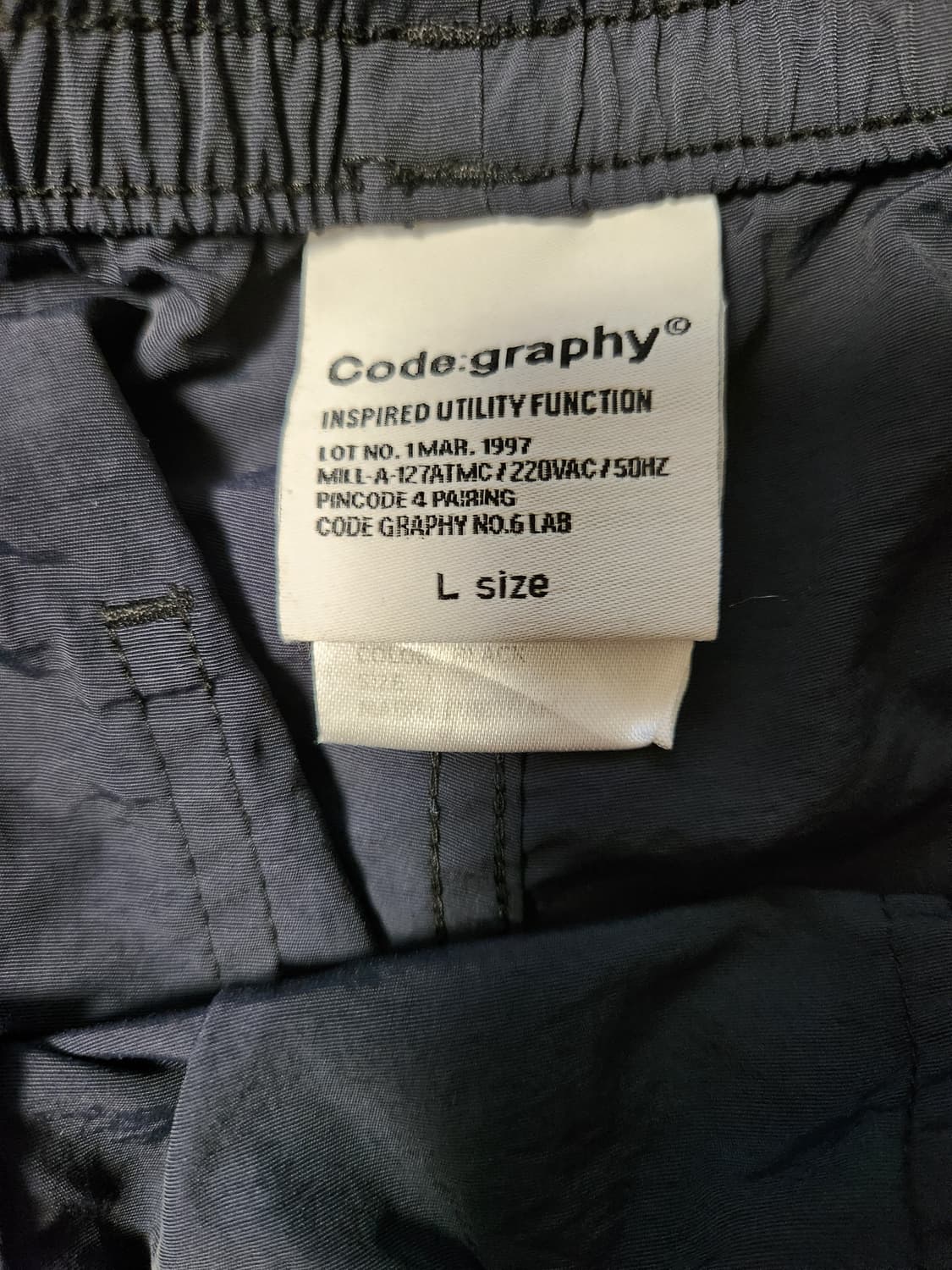 코드그라피 나이론 밴딩 네이비 반바지 사이즈L

세탁으로 인한 사용감 외 상품이미지8