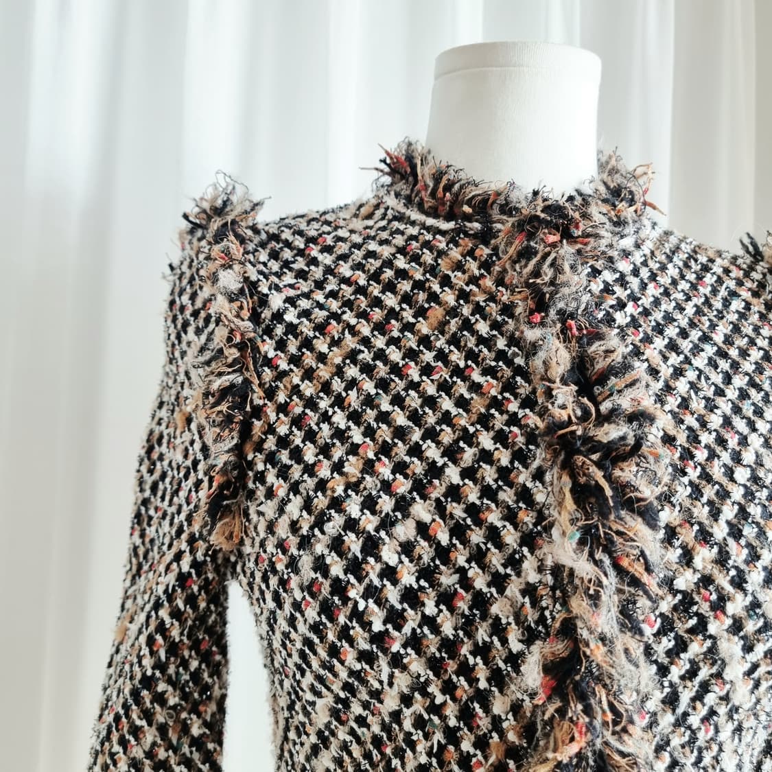 랑방컬렉션 테슬장식 블랙글리터 트위드 자켓 (44-55) 미시착새상품 상품이미지5