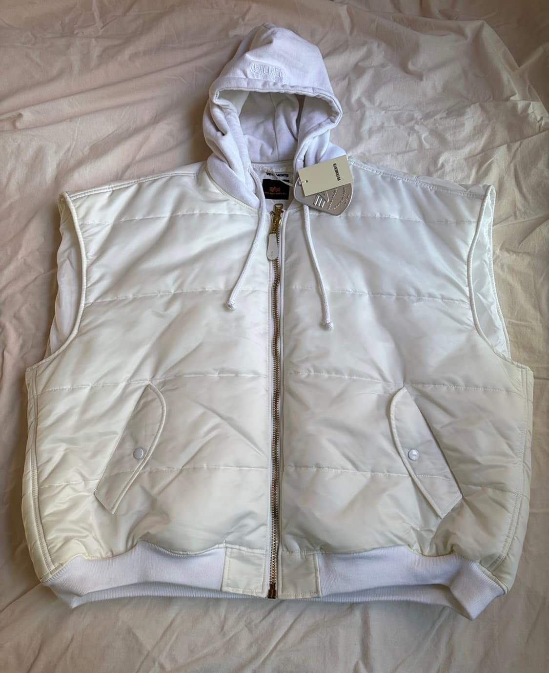 베트멍 x 알파 인더스트리 오버사이즈 후드 봄버 베스트 화이트 상품이미지4