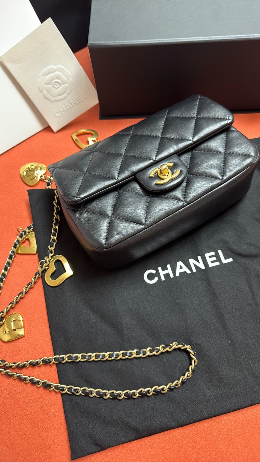 샤넬 클래식 하트참 미니 플랩백 블랭 상품이미지3