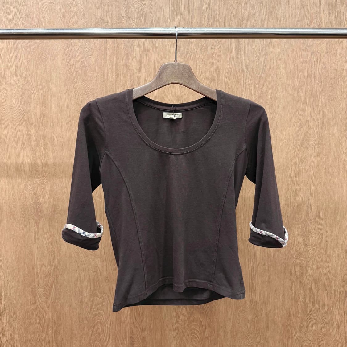 버버리 런던 7부 티셔츠 라운드넥 체크 소매 디테일 슬림핏 브라운 상품이미지2