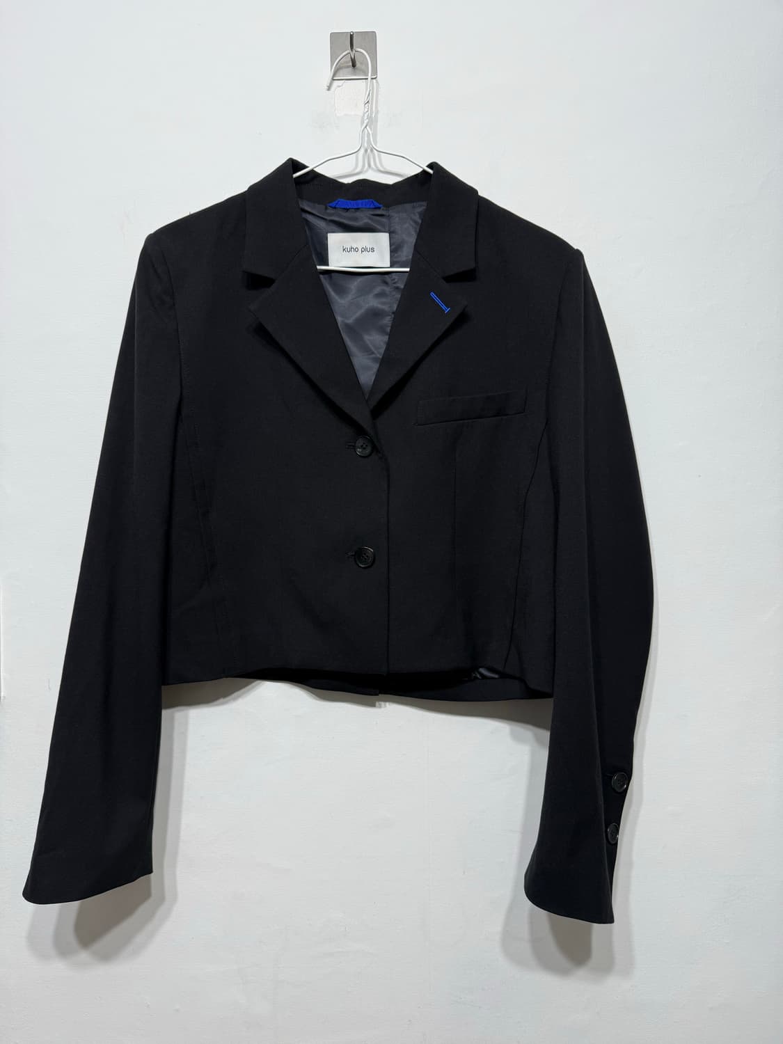 구호플러스 24년 백 디테일 테일러드 숏자켓 1사이즈 상품이미지1