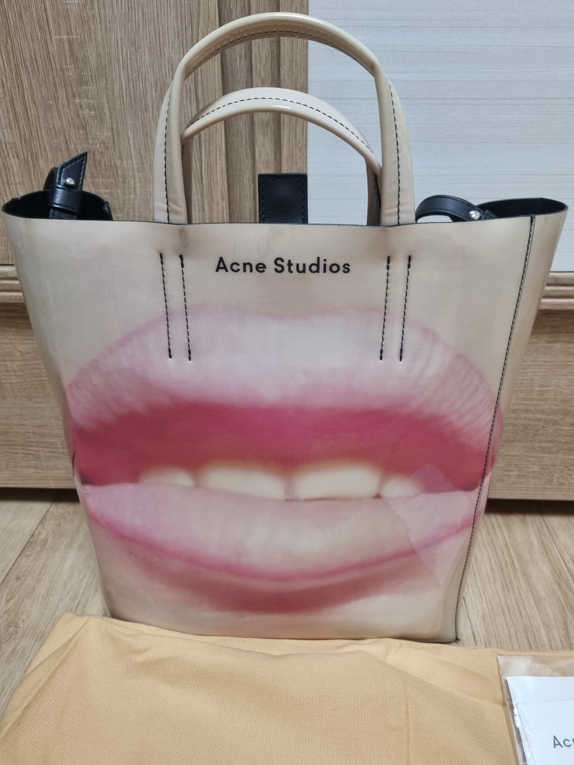 아크네스튜디오 입술 베이커 백 미듐 상품이미지2