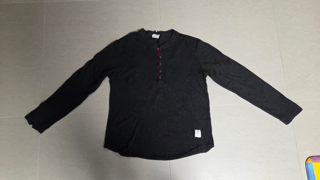 톰브라운 헨리넥 롱슬리브 티셔츠 상품이미지2