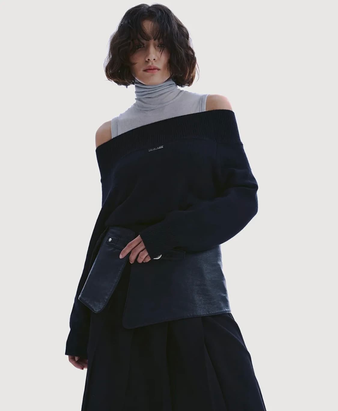 우우소오 WOOL BLEND OFF-SHOULDER ZIP-UP KNIT 상품이미지1