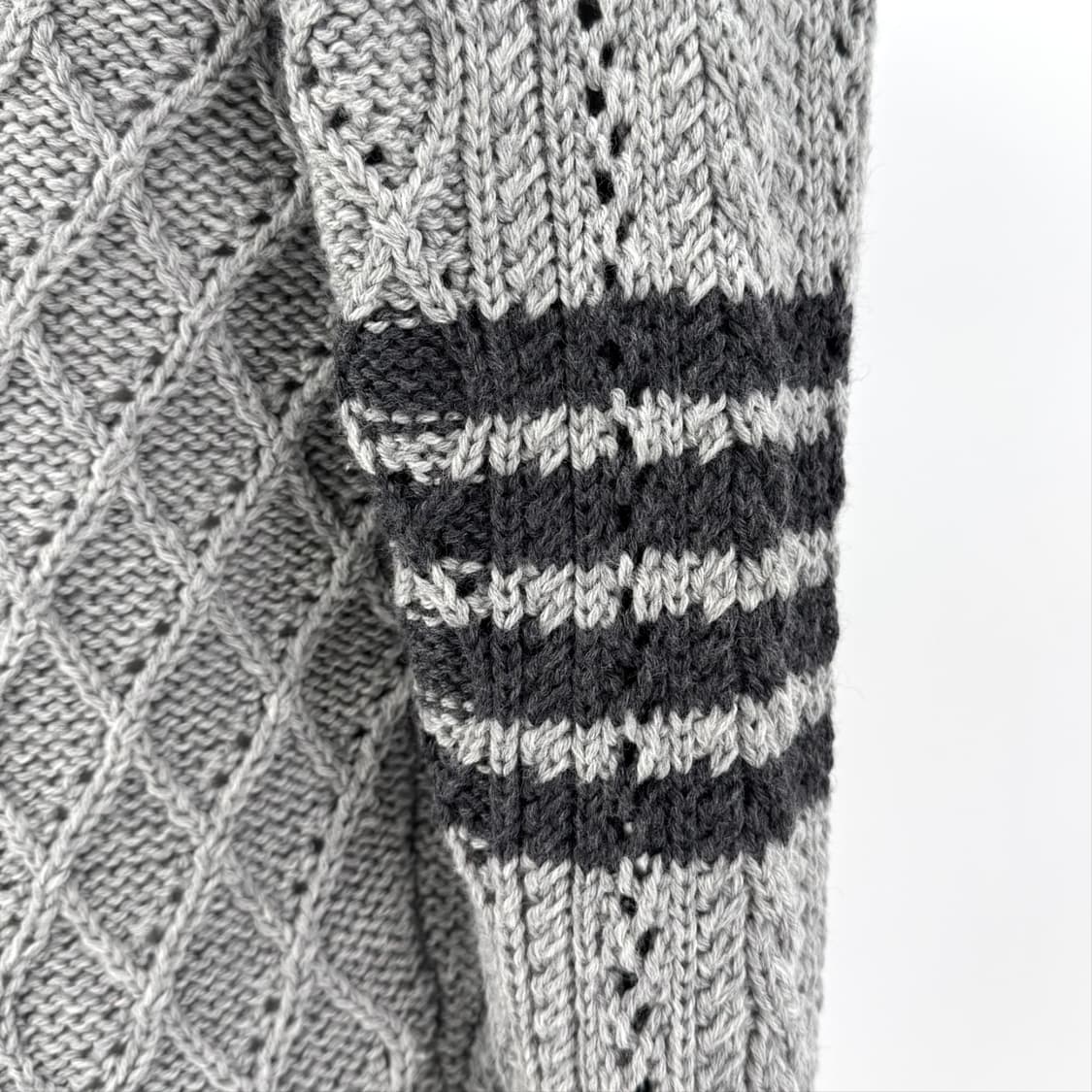 [40사이즈] 톰브라운 아란 케이블 사선 니트 그레이 (FKA276A) 상품이미지7