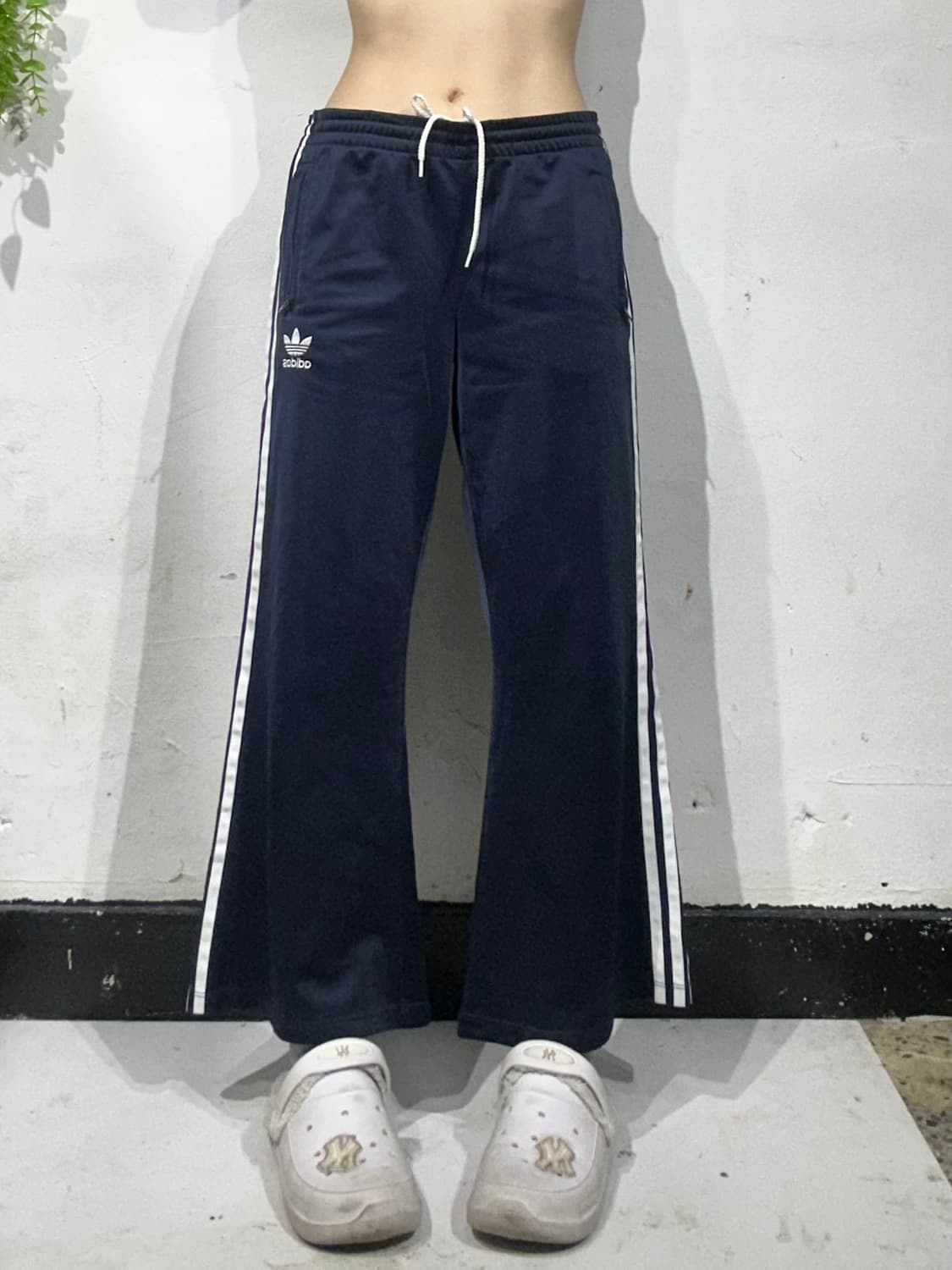 아디다스 네이비 와이드 화이트 삼선 부츠컷 파이어버드 팬츠 상품이미지2