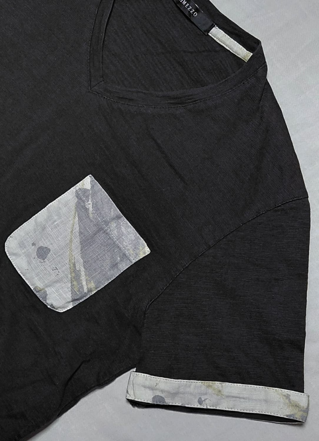 [S~M] INTERMEZZO 패턴 포켓 브이넥 슬러브 티셔츠 상품이미지4