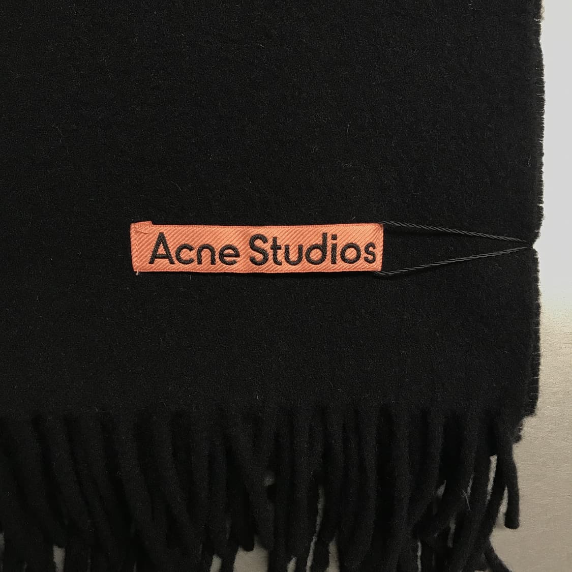 아크네스튜디오 블랙 머플러 상품이미지4