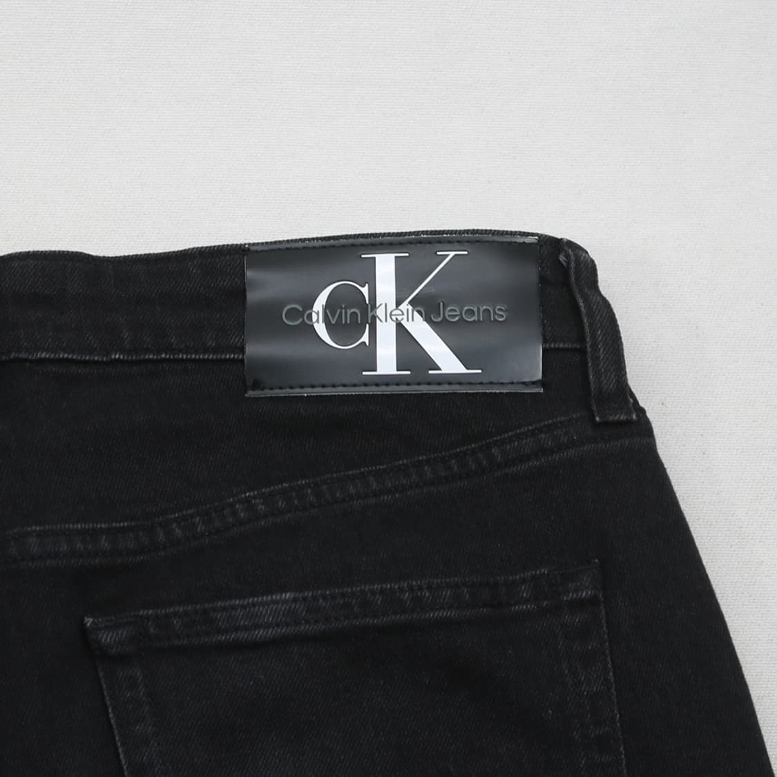 (착용컷) Calvin Klein Jeans 블랙 진 (남성용 31.5) 상품이미지9